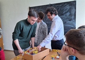 На подготовительных курсах в СКГМИ обучающиеся СОШ г. Владикавказа готовятся к сдаче ЕГЭ по физике