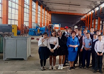 Школьники предпрофильной подготовки по инженерному делу СКГМИ побывали на экскурсии заводе "Кристалл"