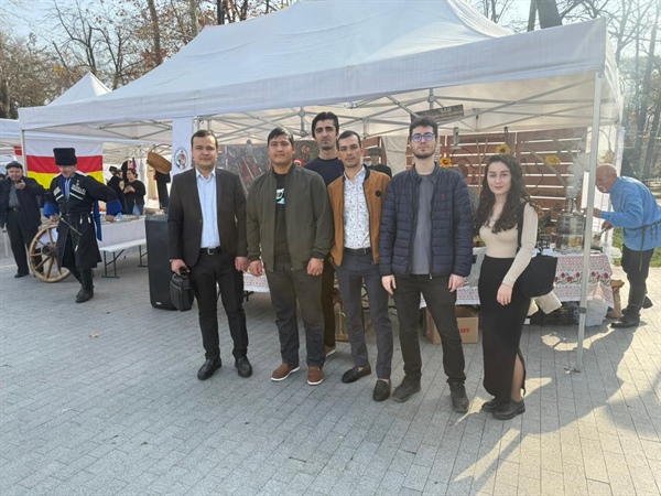 Активисты Центра социокультурной адаптации для иностранных граждан и лиц без гражданства СКГМИ посетили выставку-ярмарку национальных подворий «В единой семье народов»