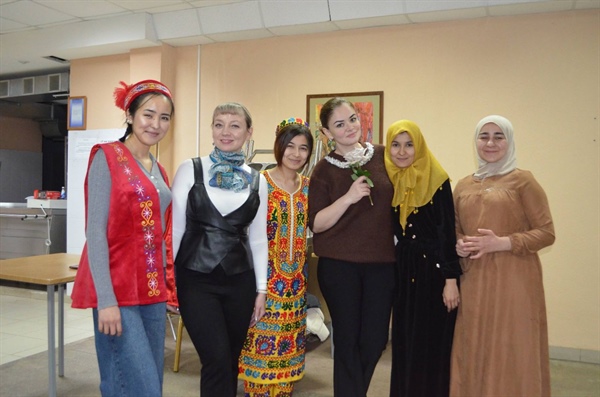 Вкус дружбы - иностранные студенты СКГМИ угостили ректора национальными блюдами