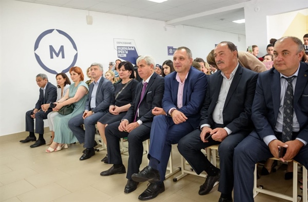 Представители СКГМИ поздравили выпускников Эльбрусского регионального колледжа